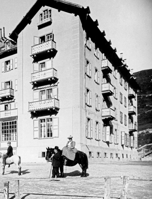 Berghotels zwischen Alpweide und Gipfelkreuz